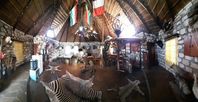 Bar principal del lodge, construido en madera maciza y piedra natural, un espacio acogedor para relajarse al final del día.